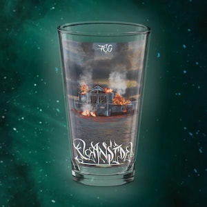 Könnte beinhalten: Ein klares Glas Pint-Glas mit einer Grafik eines brennenden Gebäudes und dem Text "760" und "Reansid", das auf der Vorderseite aufgedruckt ist.