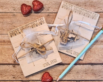 Juego de tres en raya de madera para San Valentín: equis y corazones pintados a medida