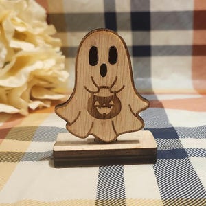 Hölzerner Geist, der Kürbis hält| Graviertes Halloween-Dekor| Herbstdekor| 2 Zoll groß| Handgefertigt