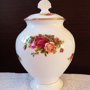 Royal Albert &quot;Old Country Roses&quot; porcelain vase with fan lid