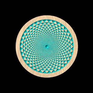 Puede incluir: Una pieza decorativa redonda de madera con un diseño de espiral geométrico turquesa. El diseño está enmarcado en un marco de madera marrón claro, creando un contraste visual sobre fondo negro.