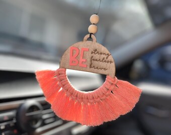stark furchtlos sein mutiger Auto Anhänger | Boho Makramee Rückspiegel Anhänger | Inspirierendes Geschenk | Handgefertigtes Holz & Makramee Autozubehör
