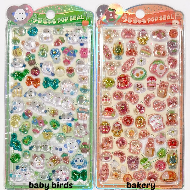 Puede incluir: Dos hojas de pegatinas con pegatinas transparentes y brillantes. Una hoja presenta dise&ntilde;os de p&aacute;jaros beb&eacute;s, la otra pegatinas con tem&aacute;tica de panader&iacute;a. Las pegatinas son de varios colores, incluyendo azul, verde, rosa y amarillo. El embalaje incluye texto japon&eacute;s.