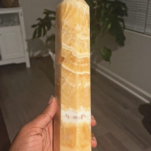 Großer orangefarbener CalcitTurm
