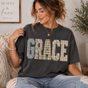 Grace Patchwork PNG | Christliches T-Shirt-Design | Glaubensbuchstaben im College-Stil | Vintage-Blumenapplikation | DTF-Sublimations-PNG | Christliche Boutique