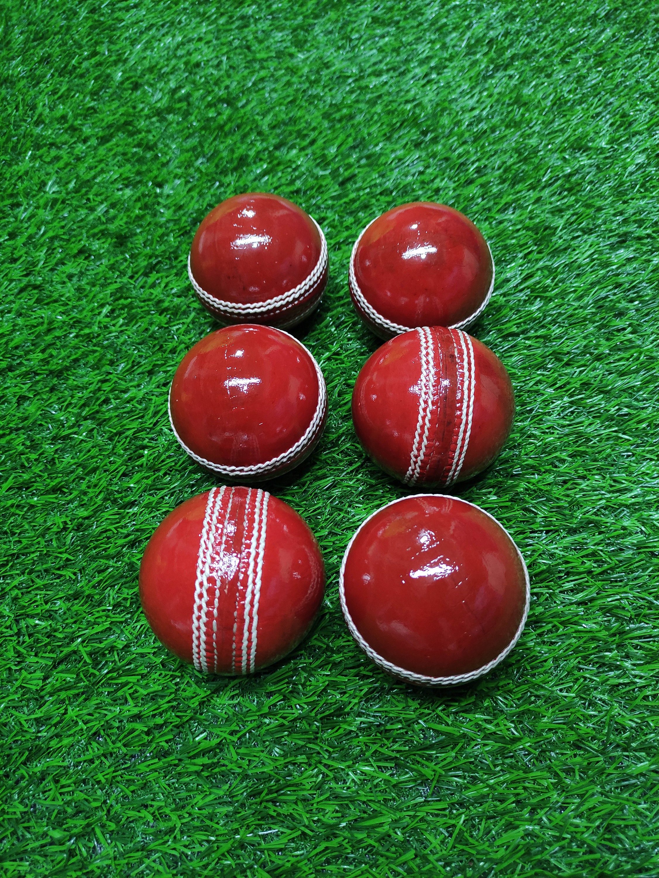 LAPEL PIN-STUMPS/ BAT & RED BALL in Silver Style metal in GIFT BOX CRICKET GIFT 
