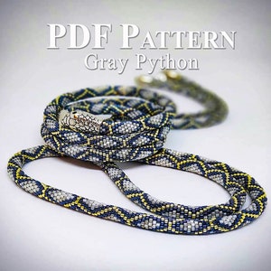 以下が含まれることがあります： グレー、ネイビー、イエローの色合いの、丸まったビーズのヘビ。ヘビの頭は銀色です。画像には「PDF PATTERN Gray Python」というテキストが含まれています。ヘビは小さなビーズでできており、詳細な模様があります。
