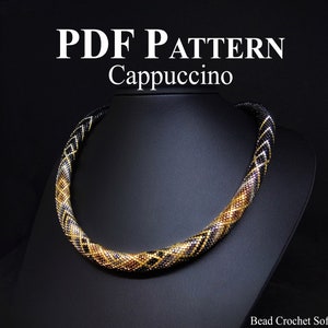 Op de afbeelding: PDF-patroon voor een kralenketting genaamd "Cappuccino". De ketting is gemaakt met zwarte, gouden en bruine kralen in een geometrisch patroon.