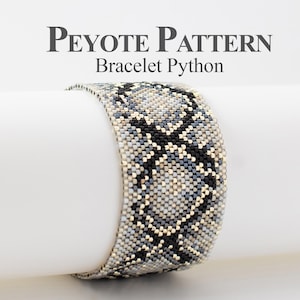 Könnte beinhalten: Ein Armband mit Pythonmuster aus schwarzen, grauen und weißen Perlen. Das Armband ist um einen weißen zylindrischen Gegenstand gewickelt. Der Text "Peyote Pattern Bracelet Python" steht oben.