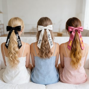 Lazo de pelo de graduación personalizado, pinza de pelo de satén para novia, lazos de concierto personalizados, lazos para eventos, lazos de maratón, accesorio para despedida de soltera.