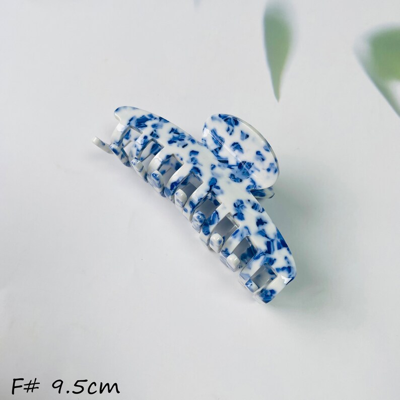 K&ouml;nnte beinhalten: Eine wei&szlig;e und blaue Haarklammer mit Muster, etwa 9,5 cm lang. F# 9.5cm