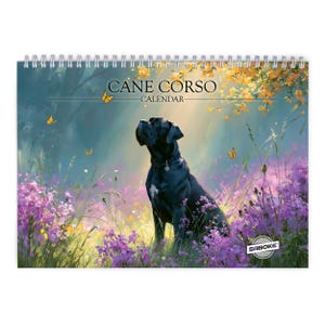 Könnte beinhalten: Ein spiralgebundener Wandkalender mit dem Titel CANE CORSO CALENDAR, der einen schwarzen Hund in einem Feld aus violetten Wildblumen und grünem Gras zeigt. Die Szene enthält gelbe Schmetterlinge, weiches Sonnenlicht und das SABOKE-Logo.