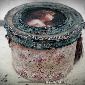 Okrągłe, zabytkowe pudełko prezentowe z ramką decoupage'ową, styl patynowany, dekoracja domu, pudełko na wspomnienia
