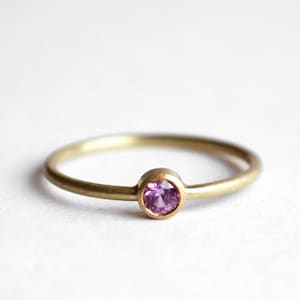 18k gold ring with sapphire delicate engagement ring thin 750 gold pink gemstone bud gold