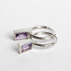 Pendientes de aro huggies con colgante de amatista pendientes de plata 925 con forma de capullo de oro morado