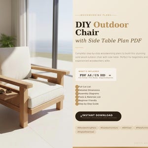 K&ouml;nnte beinhalten: Ein helles Holz-Outdoor-Stuhl mit einem Beistelltisch, mit einem wei&szlig;en Kissen und Armlehnen. Der Stuhl hat einen kleinen Beistelltisch mit einem Glas und einer Sonnenbrille. Der Text im Bild lautet: "DIY Outdoor Chair with Side Table Plan PDF."