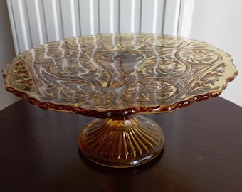 Vintage taartplateau amberkleur, cake stand, taartschotel op voet in geperst glas, midcentury