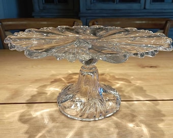 Vintage taartschotel op voet, transparant geperst glas, model Bambous et Etoiles van Luxval, periode art nouveau / taartplateau / cakestand