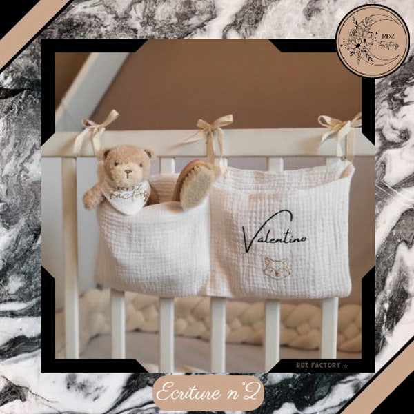 Rangement de lit Bébé en gaz de coton, personnalisé avec prénom, 2 police d'écriture disponibles et plusieurs motifs.