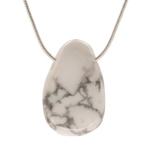 Experience elegance and closeness to nature with our magnesite teardrop pendant - a unique piece for style-conscious individualists