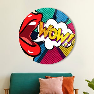 Op de afbeelding: Een rond, kleurrijk popartontwerp met een rode mond en een witte spraakballon die "WOW!" zegt in gele, paarse en witte letters. De achtergrond is een mix van rood, geel, blauw en groen met een stippenpatroon.
