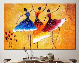 Könnte beinhalten: Abstrakte Malerei von drei Tänzern in einem Farbschema aus Gelb, Orange, Rot, Blau und Weiß. Die Tänzer sind stilisiert und haben lange Gliedmaßen. Der Hintergrund ist ein strukturiertes Gelb.
