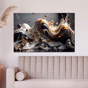 Puede incluir: Impresión en lienzo abstracta que representa un diseño de olas en negro, blanco y dorado. La obra de arte presenta patrones fluidos y arremolinados y acentos esféricos, creando una sensación de movimiento y profundidad. El lienzo rectangular está montado en una pared.