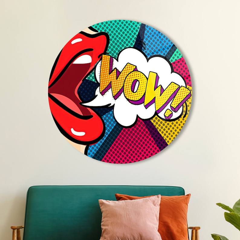 Op de afbeelding: Een rond, kleurrijk popartontwerp met een rode mond en een witte spraakballon die "WOW!" zegt in gele, paarse en witte letters. De achtergrond is een mix van rood, geel, blauw en groen met een stippenpatroon.