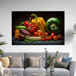 Puede incluir: Una naturaleza muerta vibrante de verduras frescas. La imagen presenta una variedad de productos, incluyendo pimientos rojos, pimientos amarillos, tomates, una calabaza verde, una berenjena y maíz. Los colores son ricos y la disposición es visualmente atractiva.