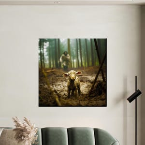 Könnte beinhalten: Gerahmter Kunstdruck, der ein Lamm zeigt, das in schlammigem Gelände in einem Wald steht. Im Hintergrund geht eine Person. Das Kunstwerk hat eine gedämpfte Farbpalette, wobei das Lamm im Mittelpunkt steht.