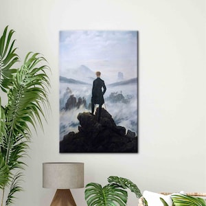 Può includere: Un dipinto che raffigura una figura solitaria in piedi su uno sperone roccioso, che guarda verso una vasta distesa di montagne avvolte nella nebbia. Il cielo è di un azzurro pallido, e la figura è in silhouette contro la luce. Il dipinto è un esempio classico del romanticismo, ed evoca un senso di mistero e meraviglia.