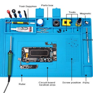 Peut inclure: Un tapis de travail en silicone bleu avec une zone quadrillée, une règle, une zone de localisation de carte de circuit imprimé et plusieurs compartiments pour les outils et les pièces. Le tapis a également des zones magnétiques pour maintenir les petits objets métalliques. Le texte "B-7000" est visible sur un tube de colle.