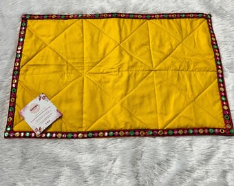 Tapete Aasan artesanal de algodão amarelo: Tapete Pooja com bordado de espelhos
