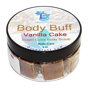 Puede incluir: Un frasco transparente con tapa negra que contiene exfoliante corporal de cubos de azúcar marrón. La etiqueta dice "Body Buff Vanilla Cake Sugar Cube Body Scrub Body Care 8 OZ" con el logotipo y el sitio web de Diva Stuff.
