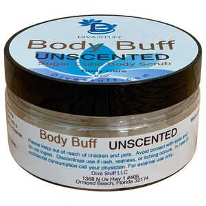 Puede incluir: Un tarro de exfoliante corporal de azúcar Diva Stuff Body Buff Unscented. El tarro tiene una tapa negra y una etiqueta blanca con texto. El producto es de 227g y solo para uso externo.