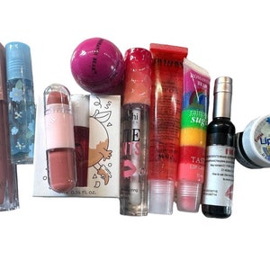 Flirty Findz Pink Lip Kit, 10 Items, 1 Lip Scrub, 1 Lip Balm,Random Selection Of Glosses, Oils and Pinks