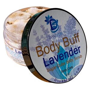 Puede incluir: Un tarro transparente de exfoliante corporal de azúcar de lavanda con la tapa ligeramente entreabierta. La tapa es negra con las palabras "Body Buff Lavender" en blanco y marrón. El tarro contiene 227g de producto.