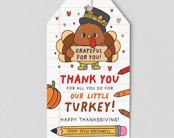 Könnte beinhalten: Thanksgiving-Geschenkanhänger mit einem Cartoon-Truthahn, der einen Hut trägt und ein Schild mit der Aufschrift "Dankbar für dich!" hält. Der Anhänger enthält auch die Worte "Danke" und "Fröhliches Thanksgiving!" mit einem Bleistift unten.