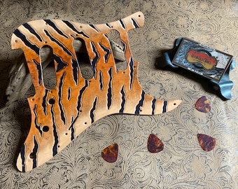 Custom Punziertes Leder Pickguard mit Bengal Tiger Stripe passend für Fender