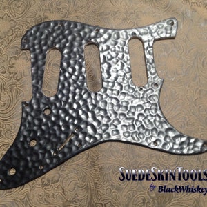 Custom Punziertes ""BlackSmith"" Pickguard aus gehämmertem Metal für Fender Stratocaster List SSS HH HSS 21,5mm."