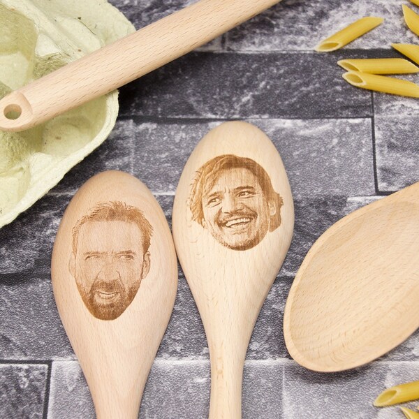 Nicolas Cage und Petro Pascal Meme - Lustiges Nic Cage Geschenk Idee - Backgeschenk mit Gravur - Kochgeschenk - Qualität & Robust - ca. 30cm Lang