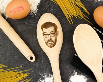 Richard Osman's Face on a Wooden Spoon, TV Prize Show, Funny Prank Novelty Housewarming Gift, Cooking Baking Kitchen Spoon, Gift Ideas