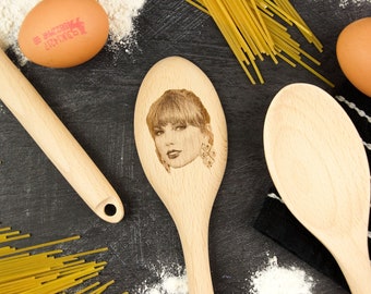 Visage de Taylor sur une cuillère, idée cadeau Taylor drôle, cadeau pâtisserie gravé, cadeau cuisine, pendaison de crémaillère de chef, anniversaire de chef