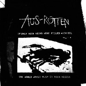 Op de afbeelding: Zwart-witte patch met de tekst "AUS-ROTTEN" en de zin "IF ONLY YOUR VEINS WERE FILLED WITH OIL THE WORLD WOULD RUSH TO YOUR RESCUE".