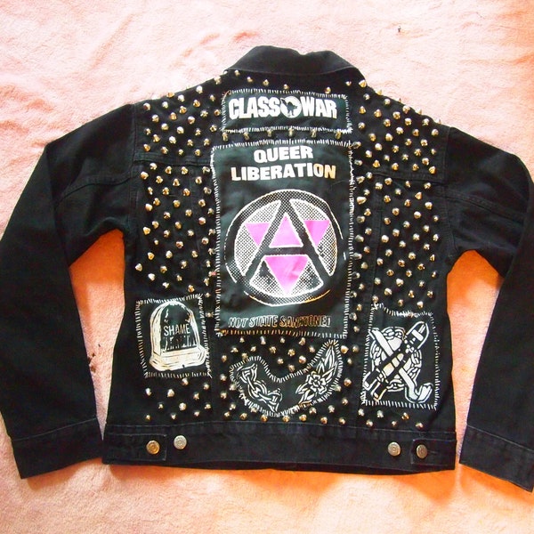 Veste en jean noir cloutée faite main Queer Liberation faite main Sz M Patch Queercore Crust Punk 1 sur 1 Fierté