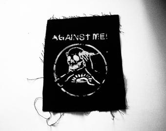 Contre moi ! Écusson avec logo tête de mort