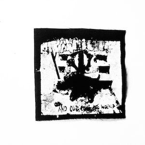 以下が含まれることがあります： 「Y.O.E. and out come the wolves」というテキストが印刷された白黒のパッチ