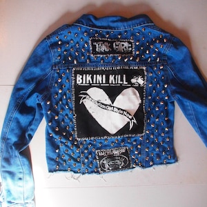 May include: A set of three ceramic mugs with a speckled, matte finish in cream, light grey, and dark grey. Each mug has a simple, minimalist design, ideal for tea or coffee.