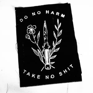 Peut inclure: Patch noir avec du texte blanc et un graphique d'un couteau et de fleurs. Le texte dit "Do No Harm Take No Shit."