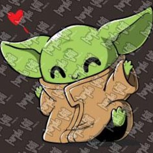 Op de afbeelding: Een cartoon illustratie van een groen, buitenaards personage in een bruine mantel, zwaaiend met een rood hart boven zijn hoofd. Het personage heeft grote oren en zwarte ogen. De achtergrond is donkergrijs met een herhaald patroon van de woorden "Purple Yeti".